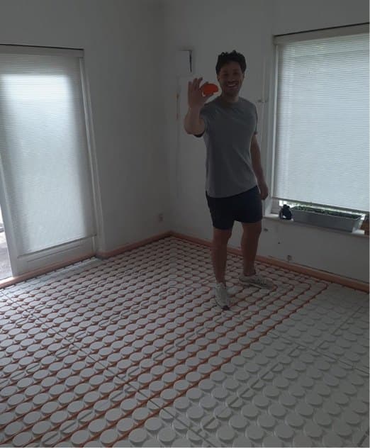 Kamer met noppenplaten waarin de leidingen van de vloerverwarming zijn gelegd